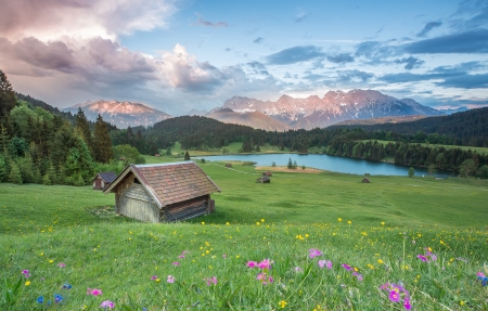 海边漫步的身影